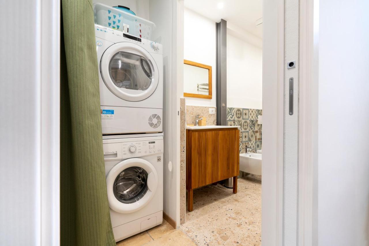 Stazione & Politecnico Stylish Apt With Netflix Барі Екстер'єр фото