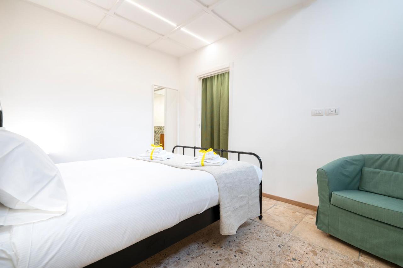 Stazione & Politecnico Stylish Apt With Netflix Барі Екстер'єр фото
