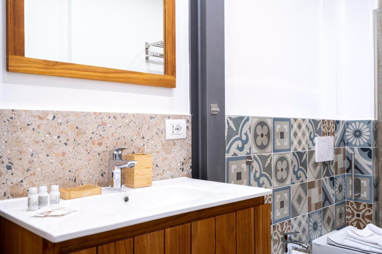 Stazione & Politecnico Stylish Apt With Netflix Барі Екстер'єр фото